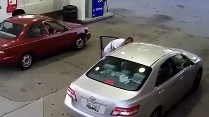 Seorang pria kulit hitam tewas ditembak usai memukuli seorang wanita di pom bensin; kabarnya wanita 