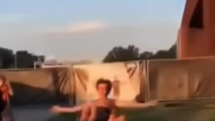 Tạm biệt mẹ, tối nay con sẽ lên đường ra khơi.