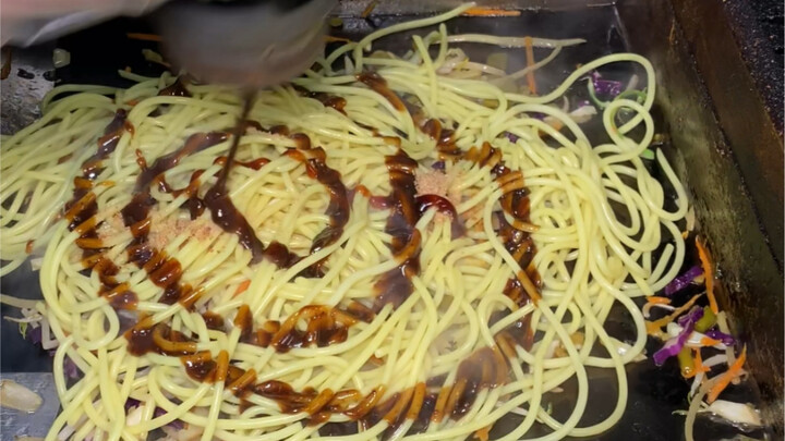 Family, today we’re having teppanyaki pasta—this boss really goes all out with the toppings like I’v