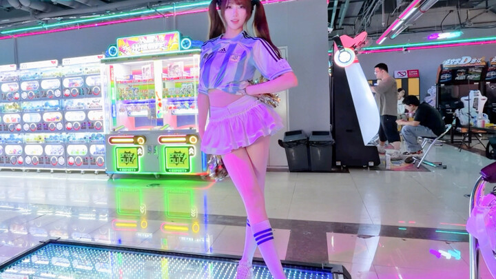 พริตตี้ฟุตบอลโลก! สาวเปิดเผยโชว์เต้นบนเครื่องเต้นรับเชียร์ วาคาวาคา~