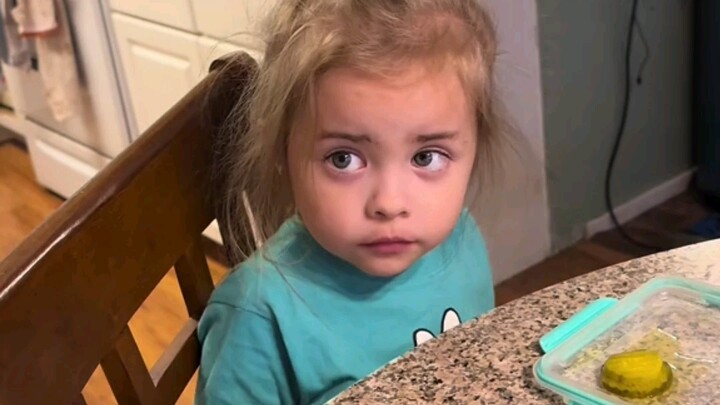 Gadis kecil bermimpi menikah dengan seorang gadis kecil lainnya, sang ibu berkata: “Kalau mau menika