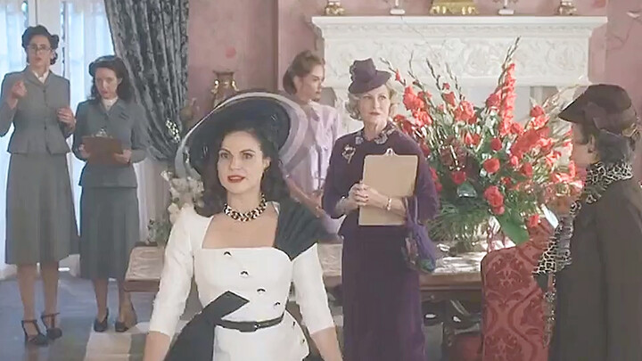 Người phụ nữ bình thường muốn chen chân vào hội quý bà nhưng không đủ tiền mua những bộ váy đắt đỏ.