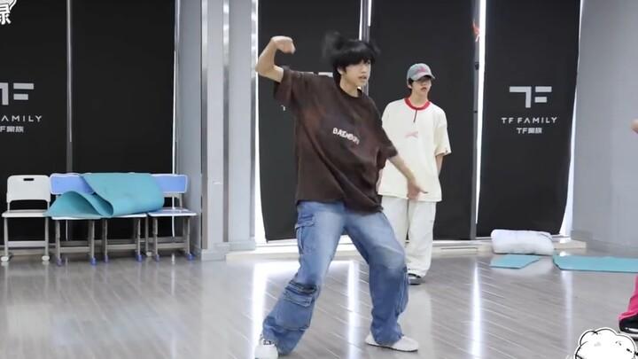 张桂源跳《Pink Venom》