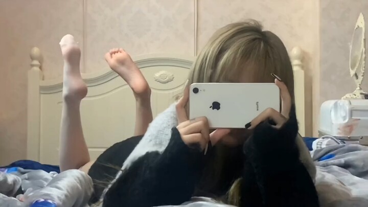 Tức quá tức quá! Chụp selfie xong mới phát hiện gương chưa lau sạch, thế là chụp cũng như không!