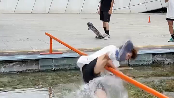 تحدي التزلج على اللوح والانزلاق فوق القضبان والطيران فوق النهر!