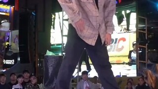 Itu sangat eksplosif sampai-sampai bulu kudukku berdiri. Kaki kiriku terasa letupan dan kaki kananku