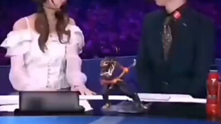 الحوار الفلسفي بين معلقي LPL على المنصة، مشهد شهير