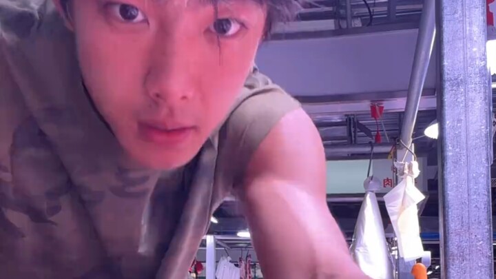 “ก็อย่างที่ว่าไง ปักกิ่งมีแต่ทองคำ คนขายเนื้อยังหล่อขนาดนี้ [เงิน]” ที่จริงคืนนี้ของเขาก็ใช่เหมือนกั