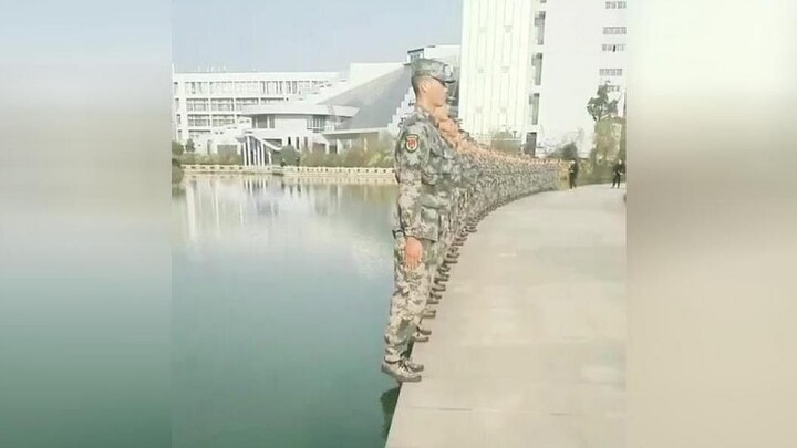 นี่แหละคือวิธีการยืนตรงแบบทหารที่แท้จริง