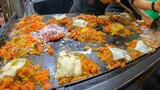 เตาย่างขนาดใหญ่และมีสีสันของ Marrakech และอื่นๆ อีกมากมาย อาหารริมทางโมร็อกโก