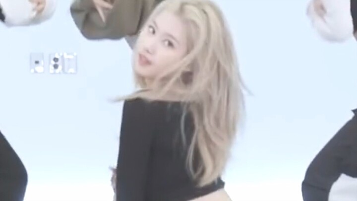 Sao Sana tập luyện The Feels phòng tập SANA tập trung