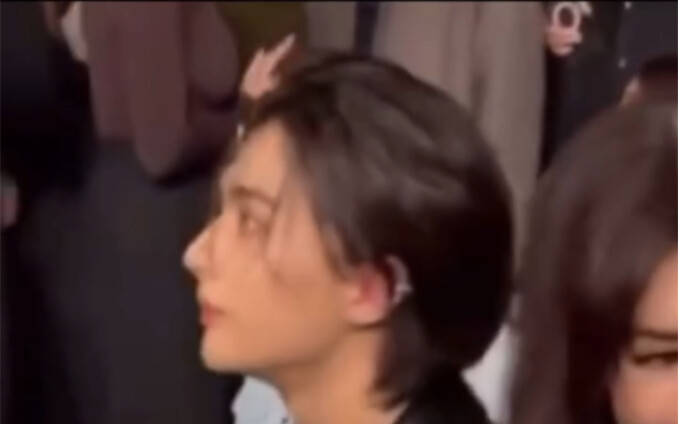 Huang Xuan Chen sees Ning Yizhuo pretending not to know him