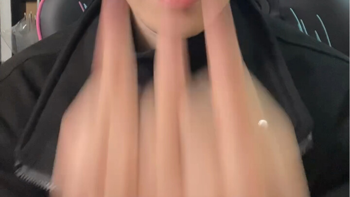 如何同时竖三只中指