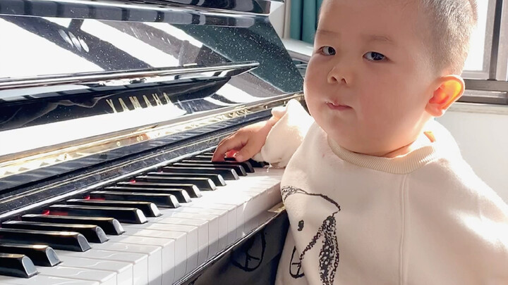 The chubby kid immediately went for a tough challenge, playing “Two Tigers”…