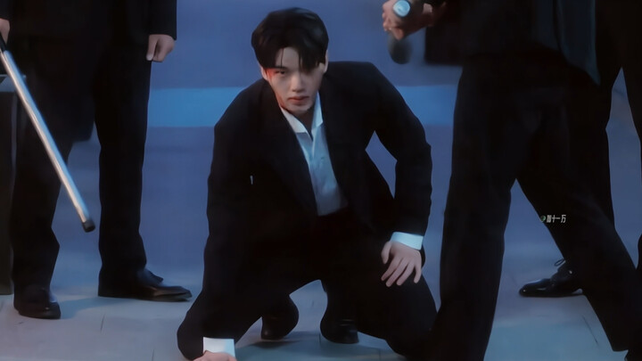 “Come on! Check out my kneeling boy group!”