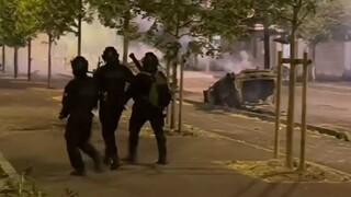 近几天的法国楠泰尔骚乱  示威者用烟花与警察对喷