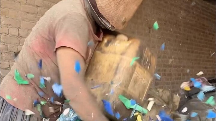 Daur ulang botol injeksi dan menggilas katup sepeda motor dengan tangan