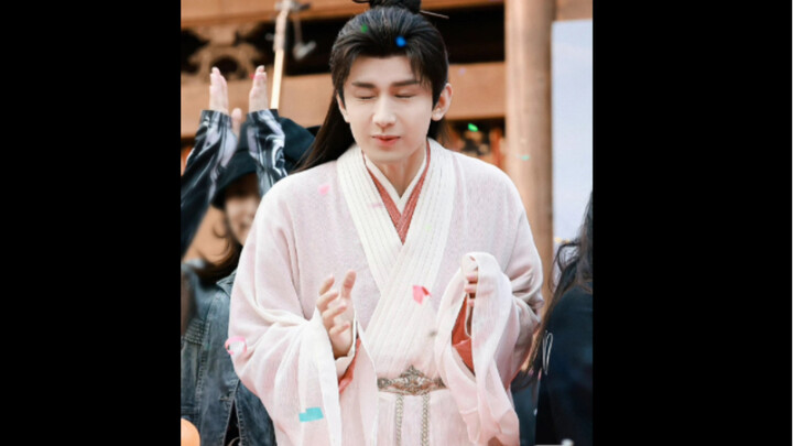 Qiqi asked the director: “Are you really out of clothes? That’s so inappropriate! Baby’s so nervous.