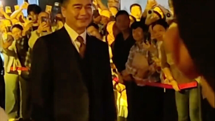 “Who’s Xu Yajun?” “Oh my, Director Qi’s here!”