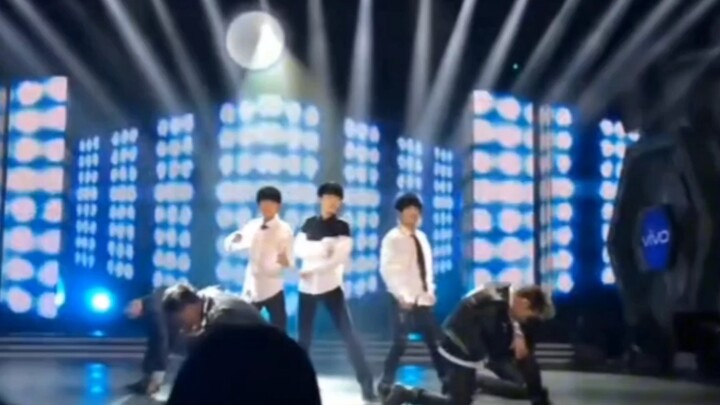Video vũ đạo chưa công bố của TFBOYS trong chương trình Kuaiban, U1S1 tỷ lệ cơ thể của Vương Tuấn Kh