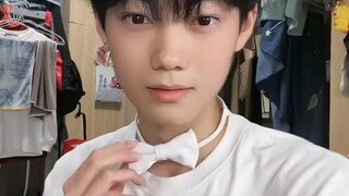 身高194的男大学生参加国标舞，坐下来的时候小小一只 站起来又高又瘦