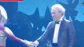 This is a classic scene that will never appear again! The human body and Ultraman shake hands in a r