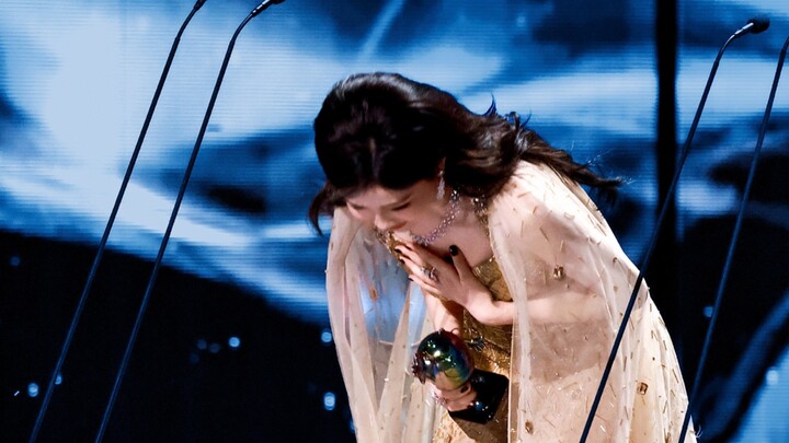 “Don’t look back, don’t linger—keep moving forward.” Congratulations to actress Bai Lu on winning th