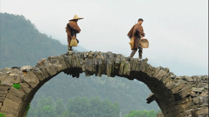 ปลาแม่น้ำที่จับสดๆ แล้วอบทันที ทานคู่กับกากเหล้าทำมือ เพียงหนึ่งช้อนก็หอมกลิ่นกากเหล้า หนึ่งกำมือก็ส