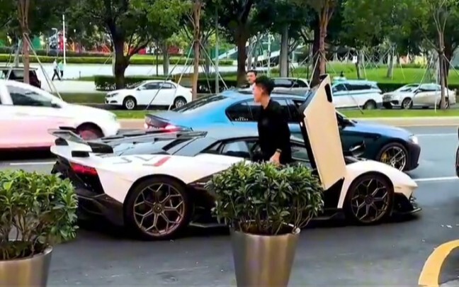 Don’t mess with the delivery guy on the road—maybe he’s just out here living life! #Cars #DailyCarKn