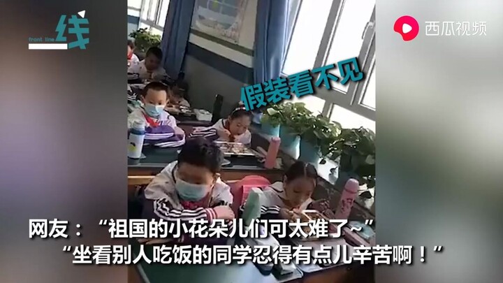 น่าอิจฉาจัง! นักเรียนประถมกินข้าวแบบเลี่ยงช่วงเวลาเร่งด่วน กินไปครึ่งหนึ่ง นั่งดูเพื่อนอีกครึ่ง ชาวเ
