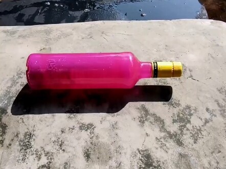 Khoảnh khắc giải áp bằng cách lăn chai xuống cầu thang