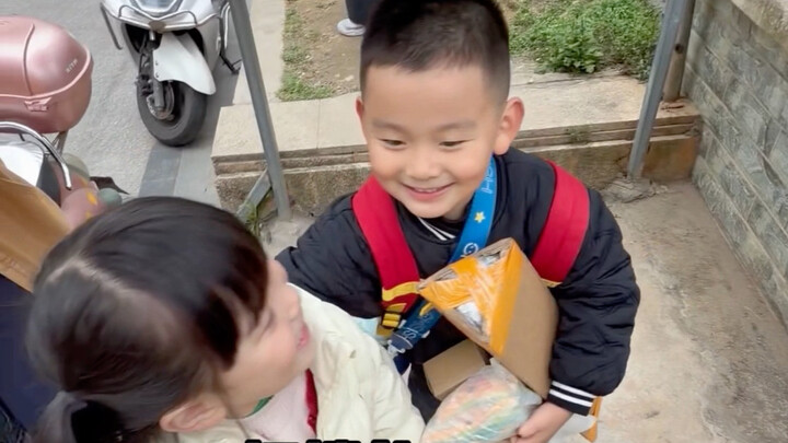 ไปรับลูกสาวที่โรงเรียนอนุบาล ถูกรุมขอแต่งงานโดยเด็กผู้ชายตัวเล็กๆ