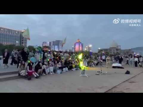 BJYX fans singing Wuji at the beach🤧💚❤️💛Cr: 京希夫人 not mention that this hot search on wb 🫶🫰#bjyxszd
