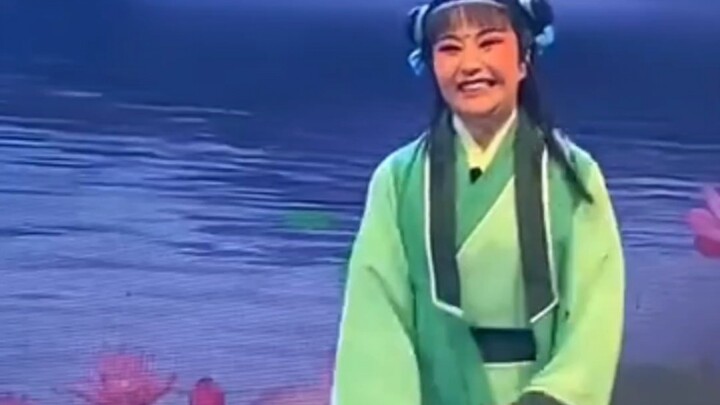 ฉากที่นักแสดงงิ้วรับของขวัญด้วยความตื่นเต้นและปลาบปลื้ม หลายปีแห่งความทุ่มเทในที่สุดก็ได้รับการยอมรั