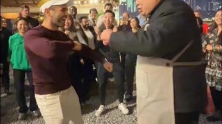 الأخ روي يتظاهر بأنه نادل، فيُذهل طلابًا جامعيين أجانب.