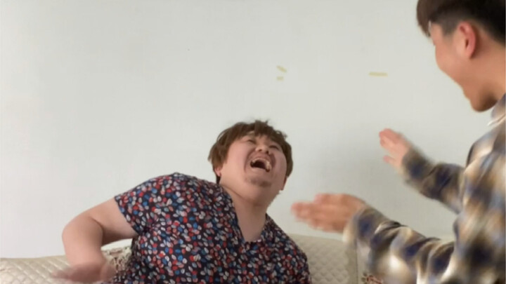 الإحراج الذي يشعر به الطلاب المختلفون أثناء وجودهم في المنزل