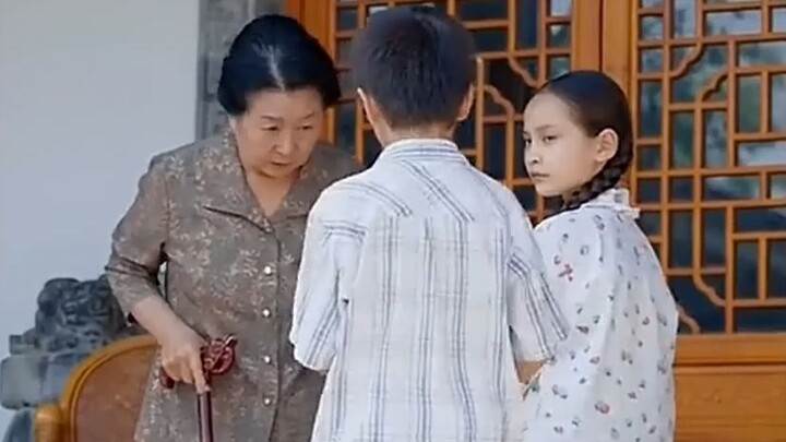 เด็กชายตัวน้อยพบว่าคุณยายเจ้าของบ้านมีจี้หยกที่เหมือนกับของแม่เป๊ะ รีบนำมันไปให้คุณยายดู แต่ไม่คาดคิ