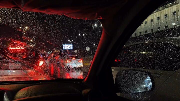 雨幕中美丽而宁静的夜景      Yǔmù zhōng měilì ér níngjìng de yèjǐng
