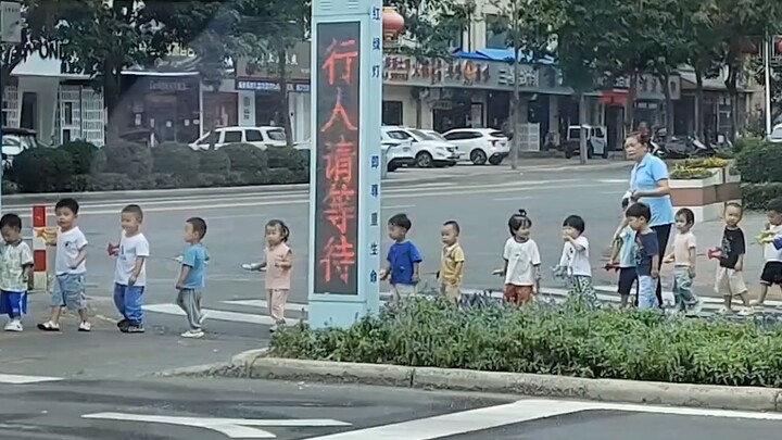 Three teachers lead little kids across the street—their adorable antics are too cute! Netizens: “Tea
