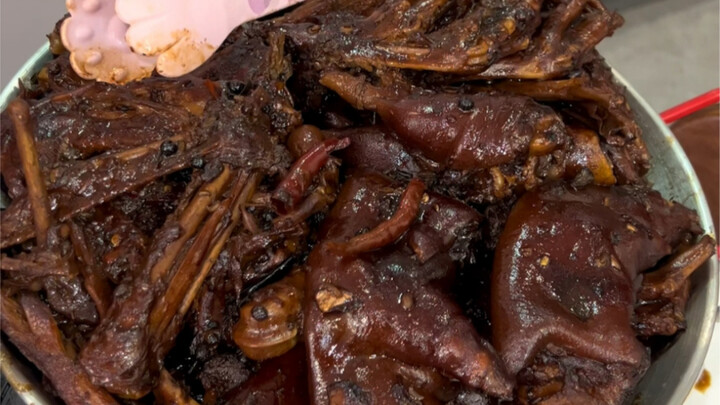 Playhouse Version of Liuzhou River Noodles — Befriended the Boss! He even tossed in a giant pig knuc