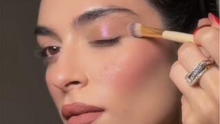 Sangat kejam, membuatku jatuh cinta namun barangnya habis