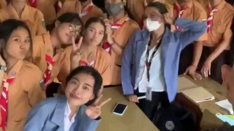 Ngonten tiktok di kelas😅