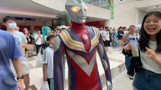 Apa yang terjadi saat Tiga bertemu bgm-nya di Comic-Con?