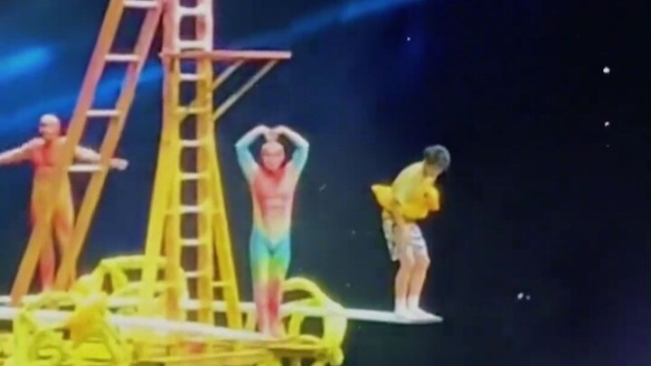 ที่แท้ผู้ชมที่อยู่ด้านล่างเวทีต่างหากคือผู้โชคดี