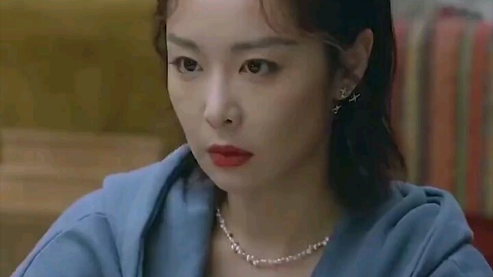 Kelinci bisa memakan rumput di tepi sarangnya, mungkin saja itu memang sengaja dilakukan oleh rumput