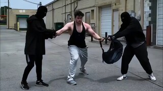 โจร: พี่ มีอีกกี่ชุด