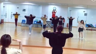 【وو تشه هان】 غرفة التدريب لفرقة من سبعة أعضاء 20190416