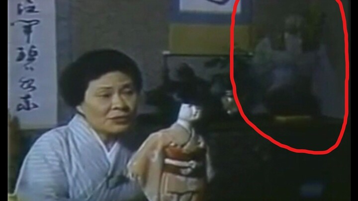 Sebuah acara wawancara justru merekam adegan mistis. Selesaikan menonton “Kisah Aneh Dunia” episode 