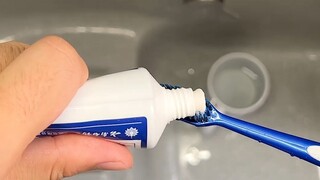 فرشاة الأسنان جيدة جدًا، لكنها تُهدر معجون الأسنان قليلاً.