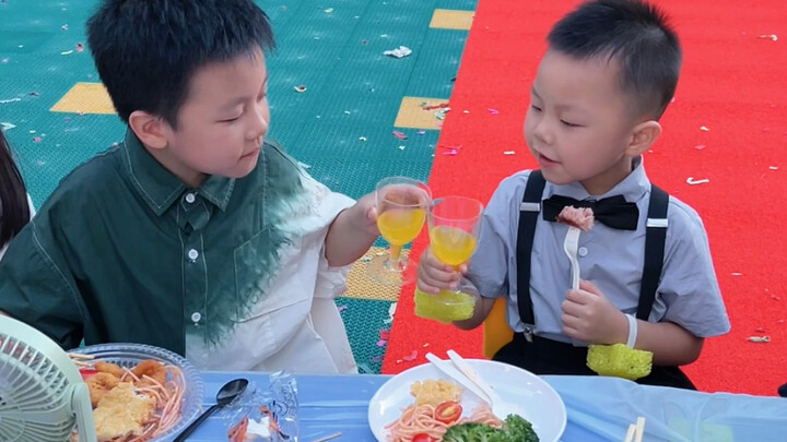 Anh trai: Hôm nay em chăm chỉ quá   Em trai: Vì có anh và mẹ đến mà~